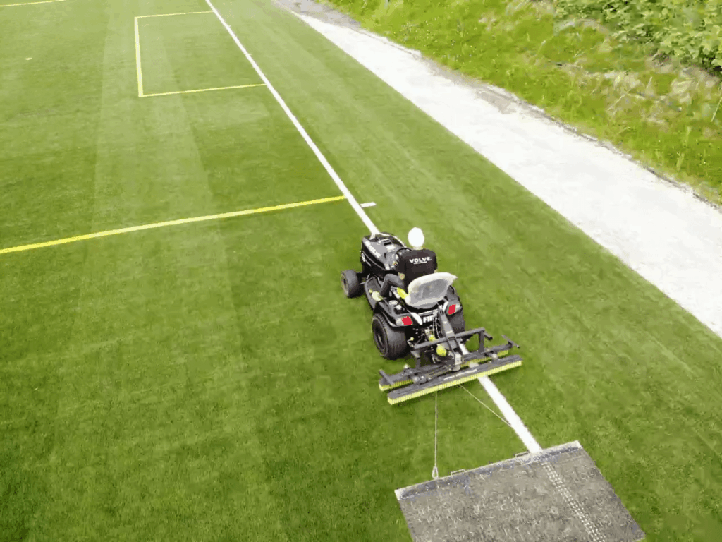 人工芝のメンテナンス　機械