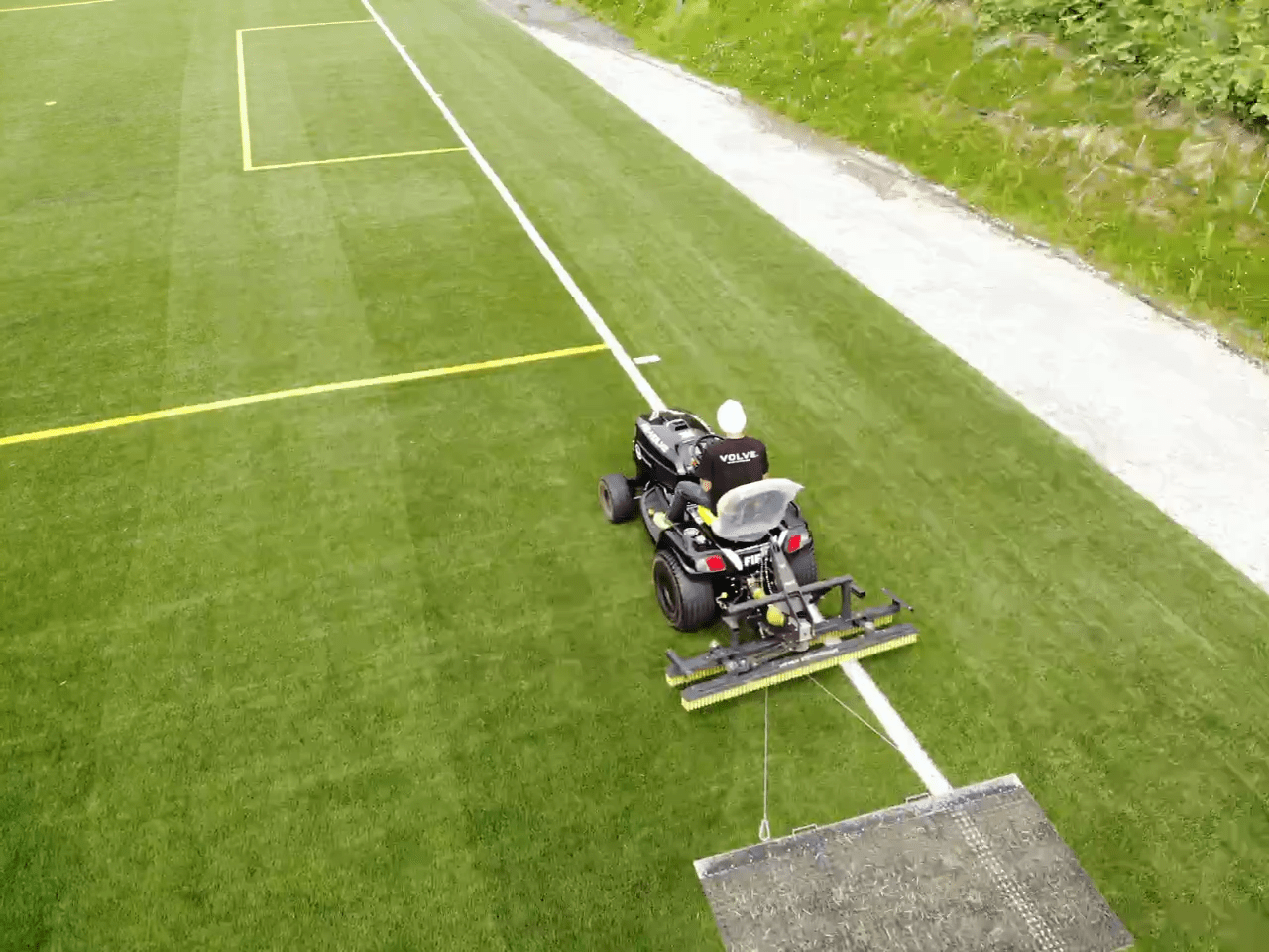 人工芝のメンテナンス　機械